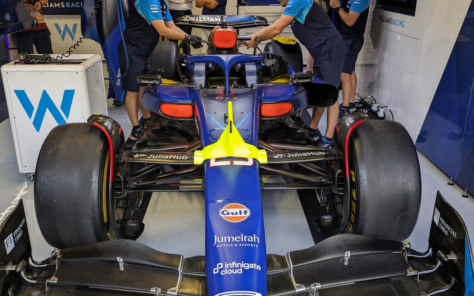 Nella settimana del Gran Premio di Formula 1 a Monza, alcuni selezionati clienti di Cuneo Lube hanno avuto l’opportunità di immergersi nell’atmosfera avvincente del motorsport con un’esperienza straordinaria che li ha portati nel cuore dell’azione.